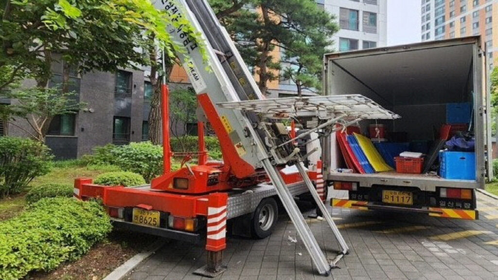 봄철 이사철 준비사항 중 하나인 사다리차 이용 이삿짐 운반 장면