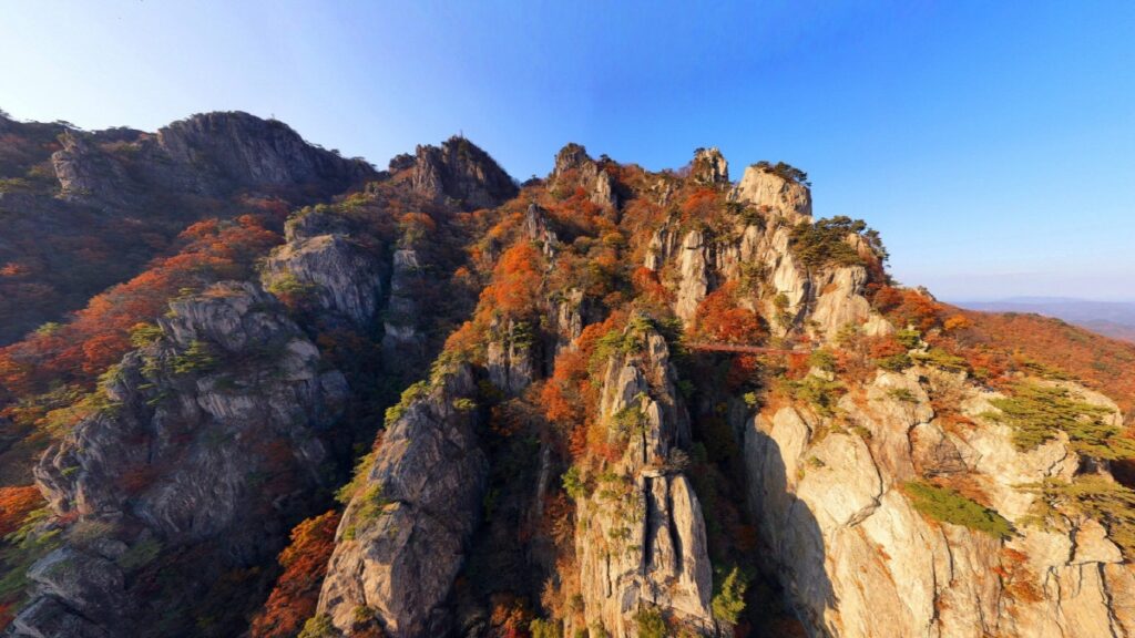 전북 완주 대둔산의 가을 절경 – 바위 절벽과 단풍이 어우러진 대둔산 케이블카 전망 명소