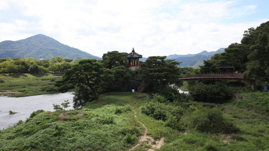 영동군 강선대 정자와 주변 자연경관