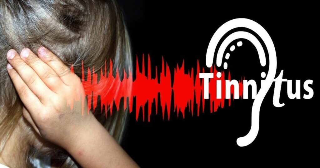 이명증으로 귀를 막고 있는 여성과 Tinnitus 시각화 이미지