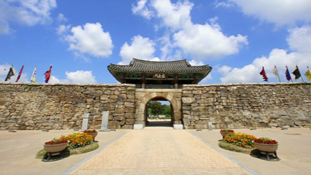 서산시 가볼만한곳 해미읍성 정문과 성곽 전경, 충청남도 대표 역사 관광지